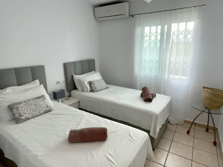 Three bedroom villa with private pool in Golfers Paradise