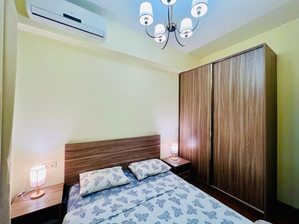 Deluxe Modern 1 bedroom Apartment + Balcony, By Republic Square, Middle of City Center