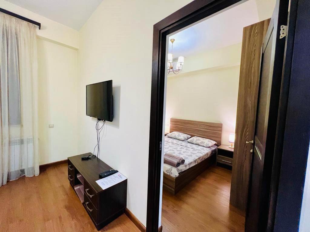 Deluxe Modern 1 bedroom Apartment + Balcony, By Republic Square, Middle of City Center