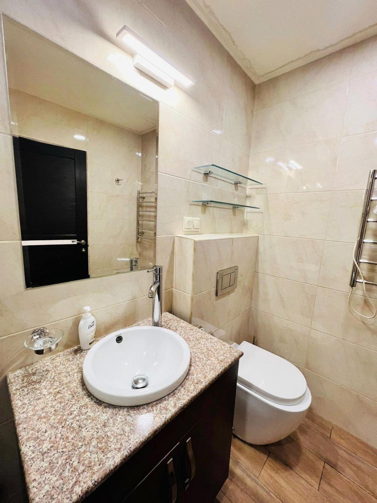 Deluxe Modern 1 bedroom Apartment + Balcony, By Republic Square, Middle of City Center