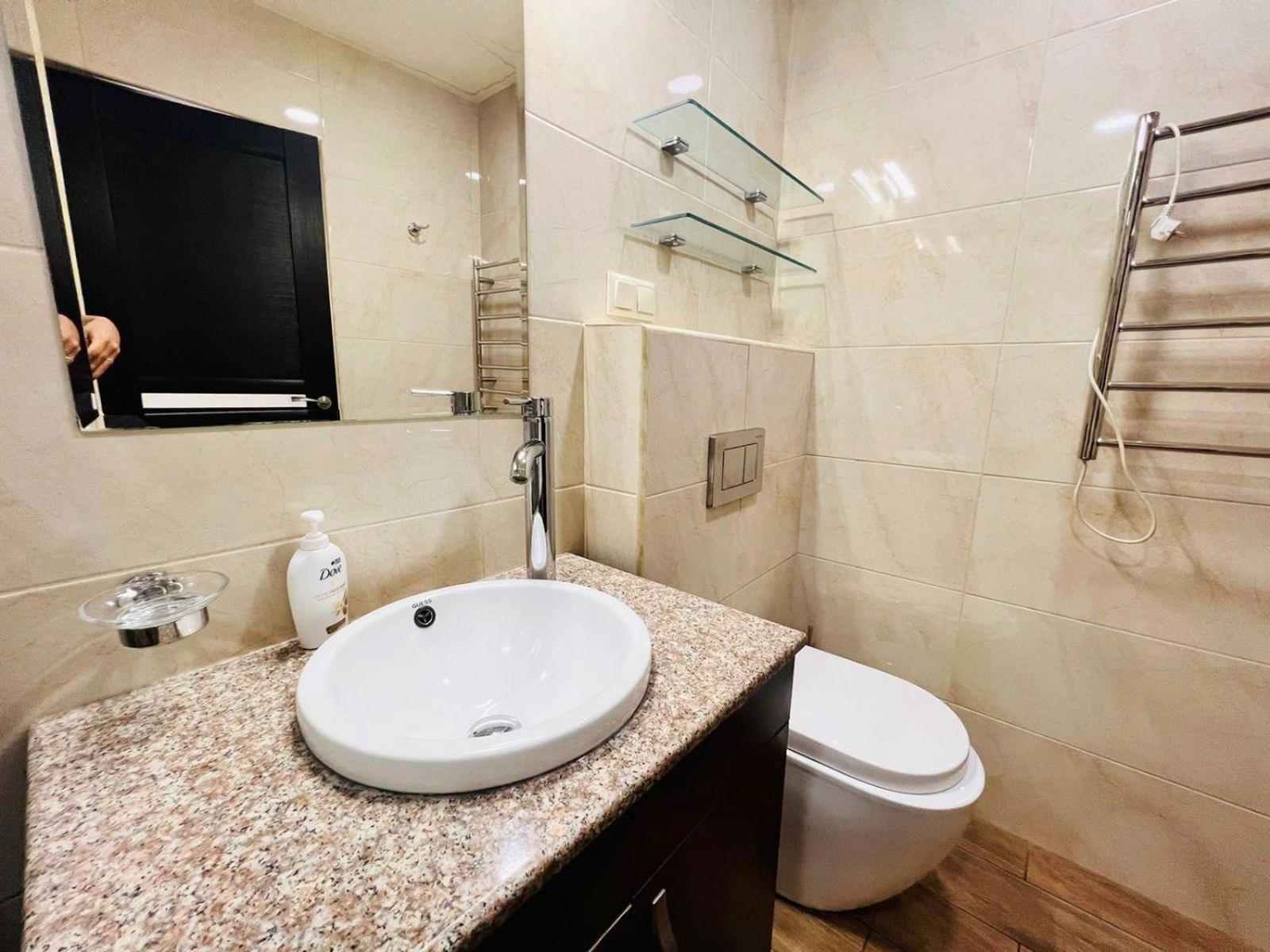 Deluxe Modern 1 bedroom Apartment + Balcony, By Republic Square, Middle of City Center