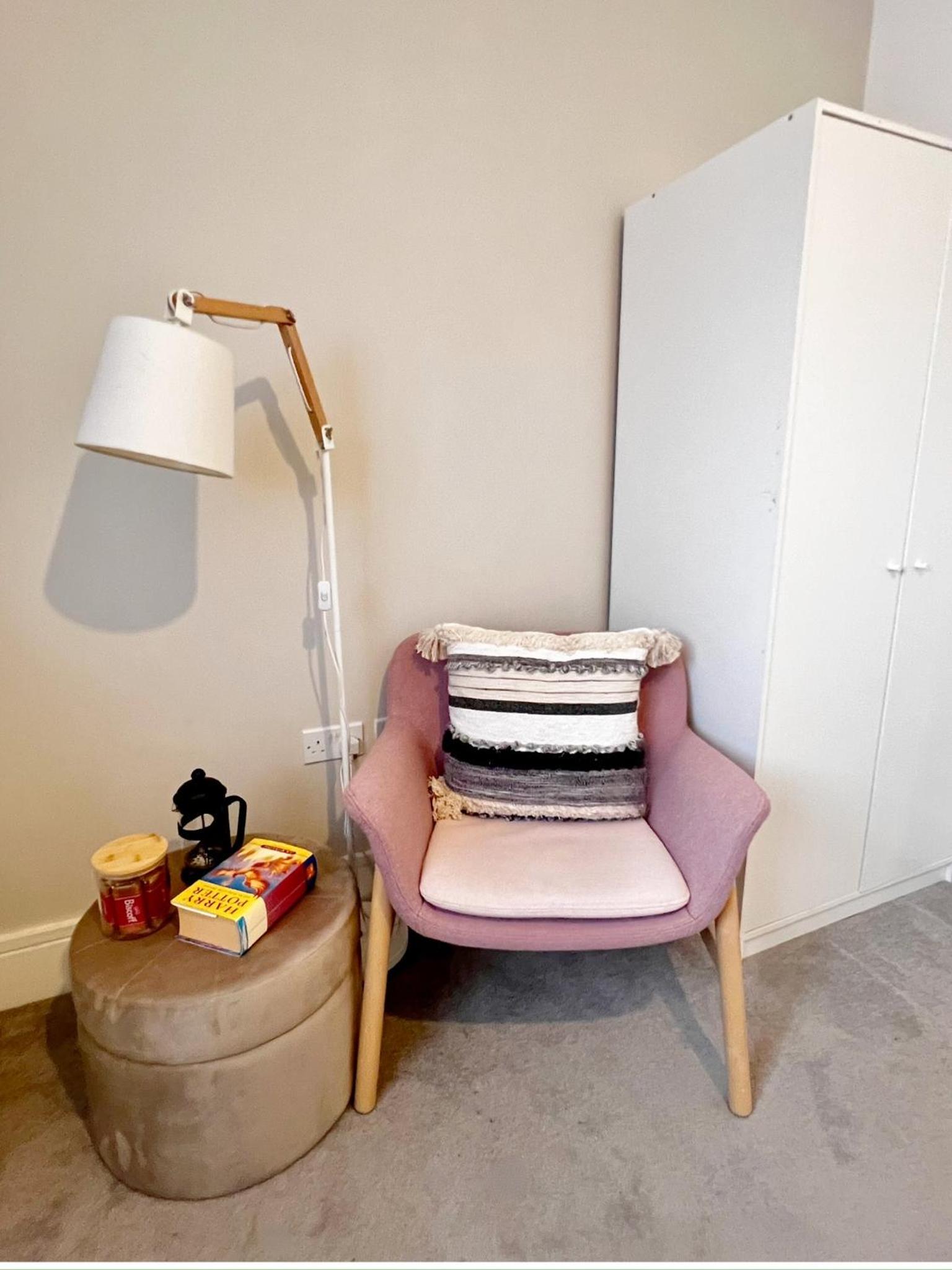 Lakeside LUX bedroom with parking, M4 Jct 11, next to train station view 3