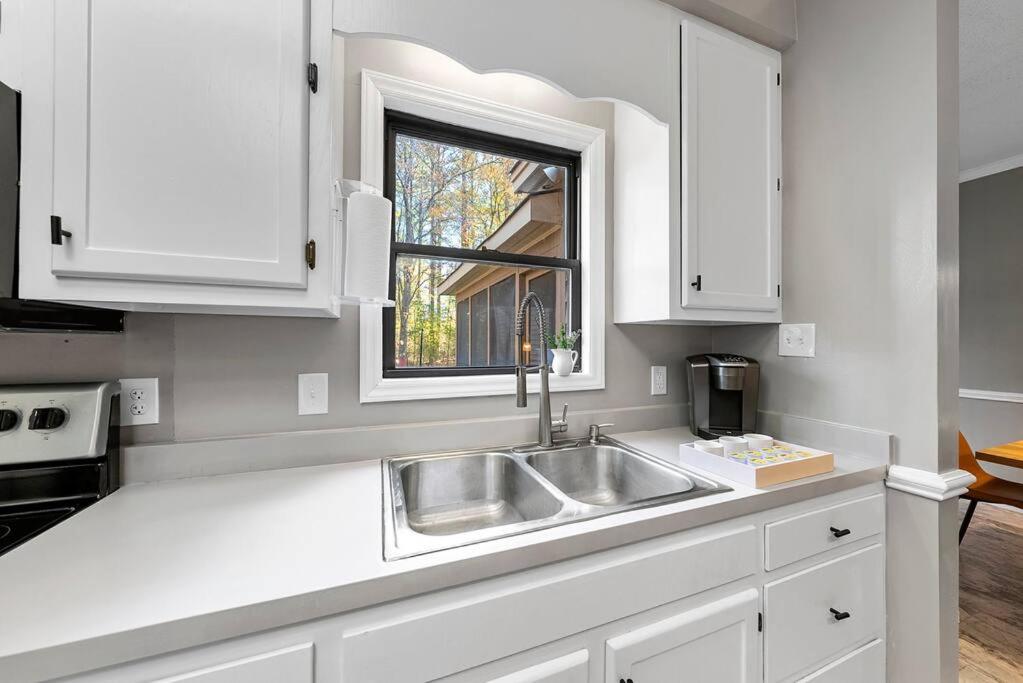 Modern Cabin Oasis - 2 Acre! view 4