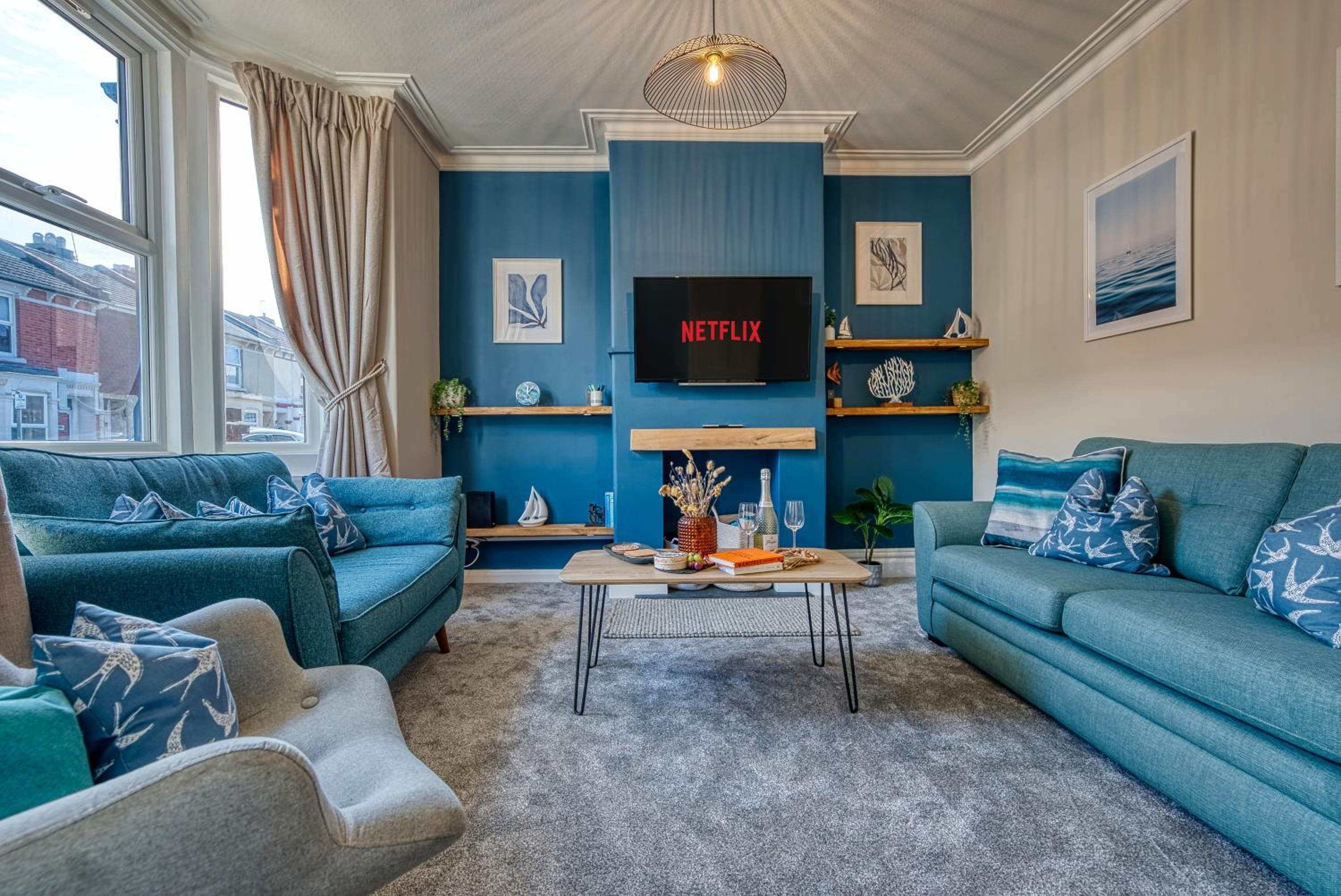2-Bedroom Modern, Stunning & Stylish Contractor House, Sleeps 4, Prime Portsmouth Location with Free Parking Permit - by Blue Puffin Stays view 2