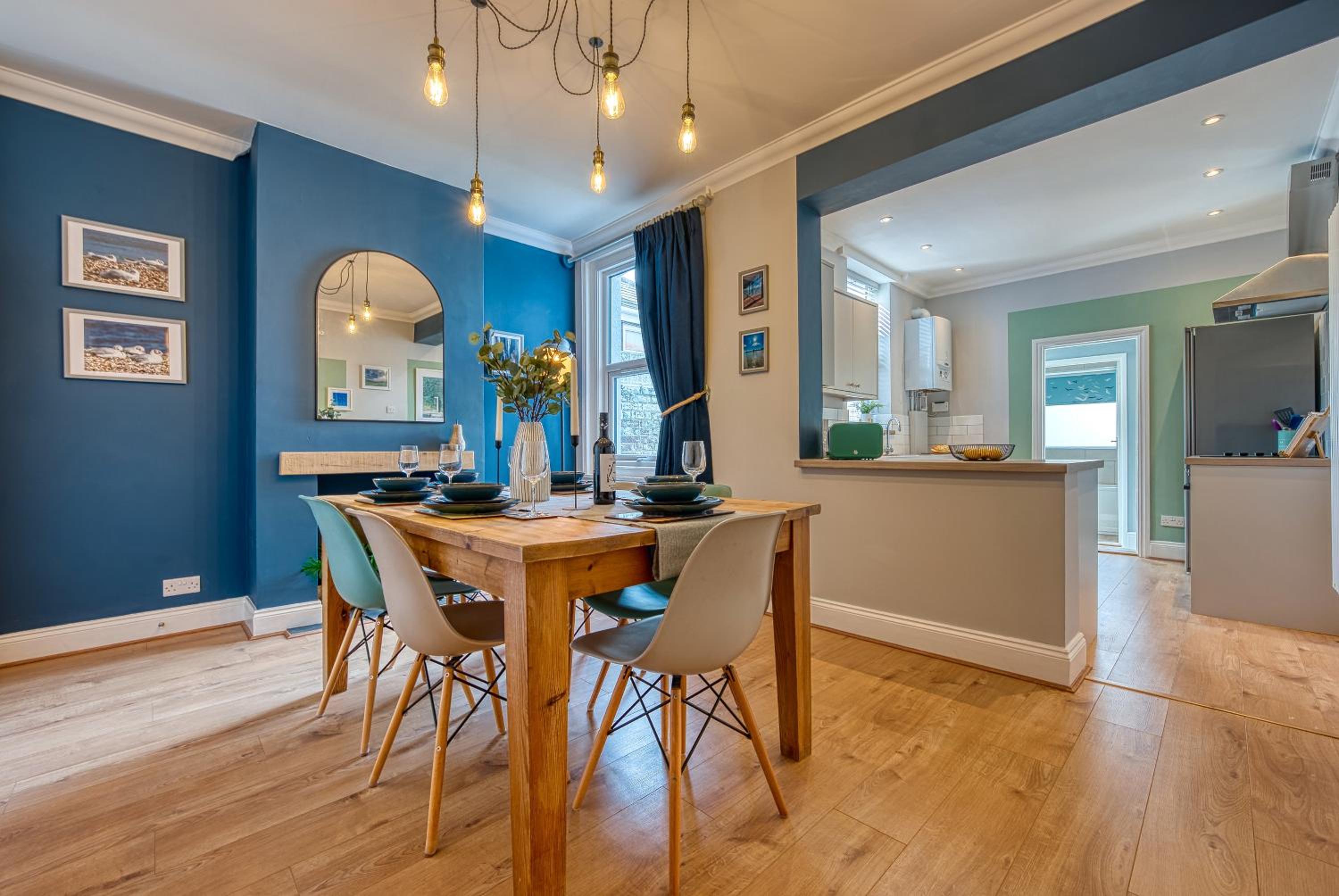 2-Bedroom Modern, Stunning & Stylish Contractor House, Sleeps 4, Prime Portsmouth Location with Free Parking Permit - by Blue Puffin Stays view 3