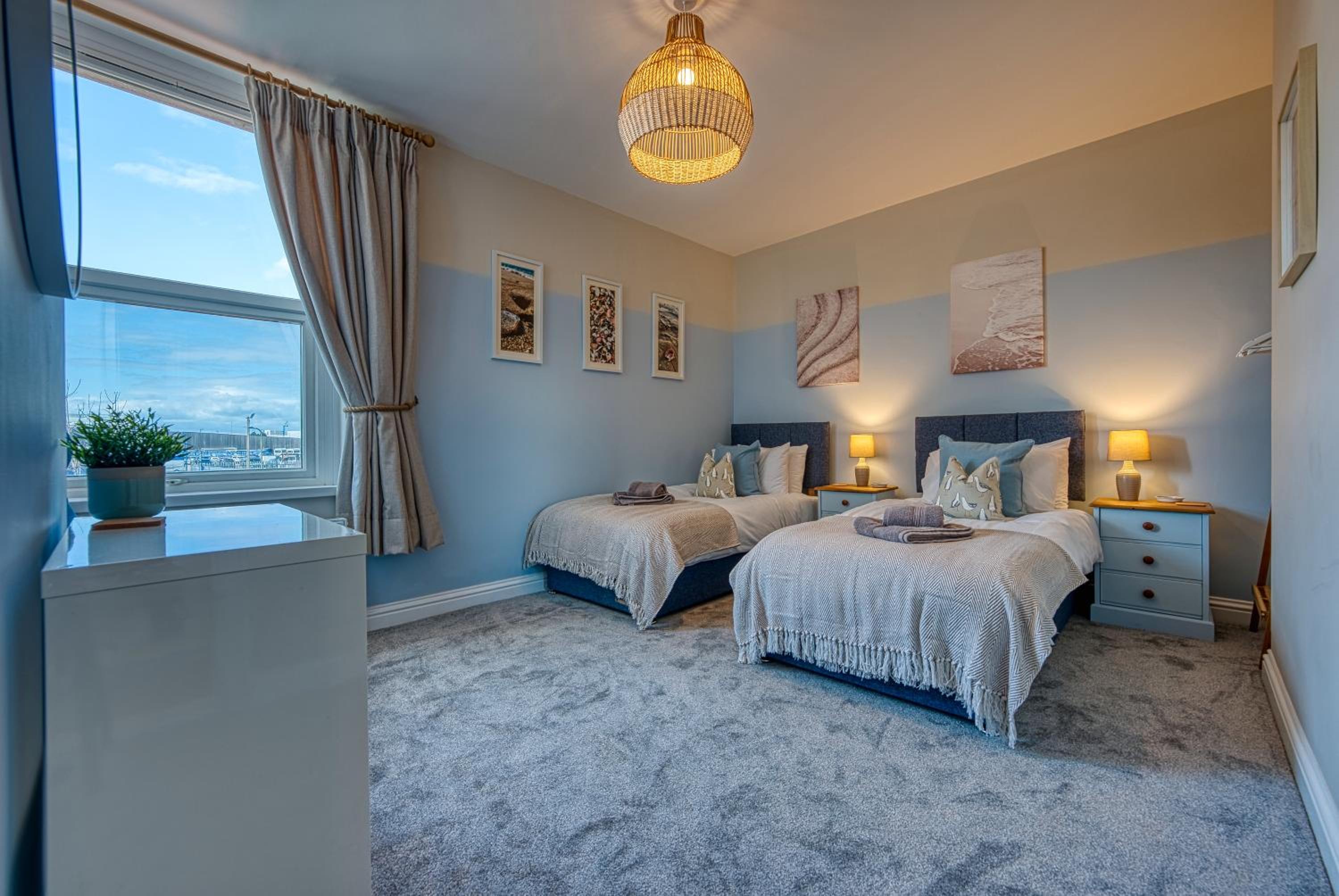 2-Bedroom Modern, Stunning & Stylish Contractor House, Sleeps 4, Prime Portsmouth Location with Free Parking Permit - by Blue Puffin Stays view 4