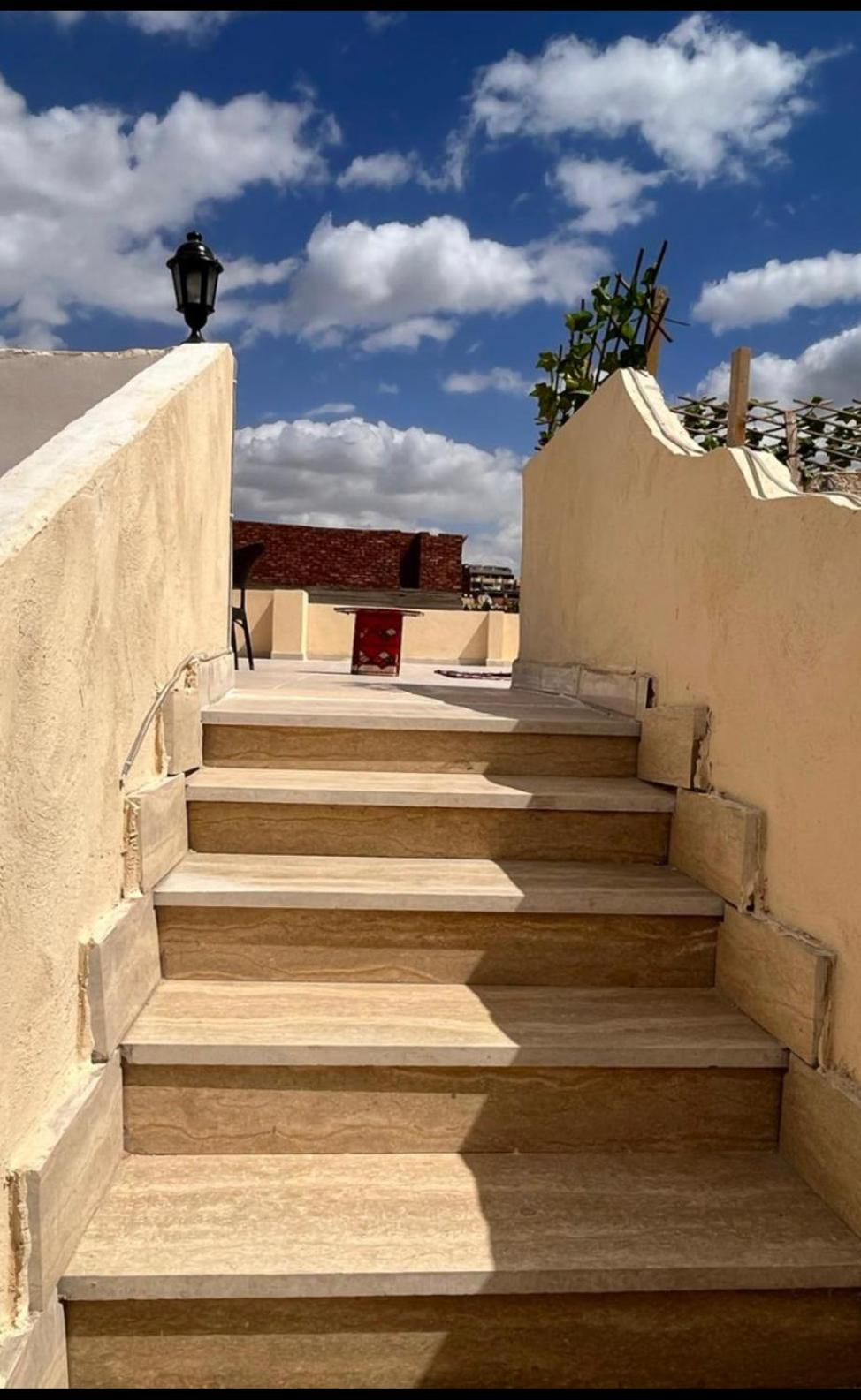 Hur Pyramids land inn