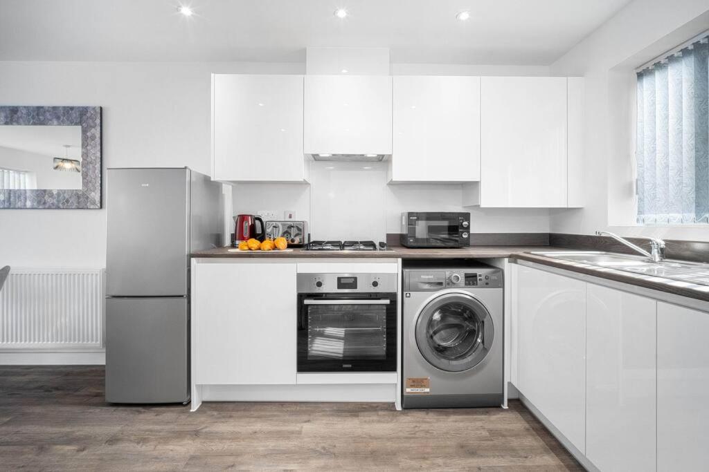 Contractors & Families Delight - Spacious 3-Bed Accommodation Sleeps 7, Snooker Table, Smart TV, Netflix, Parking, Derby City Centre view 4