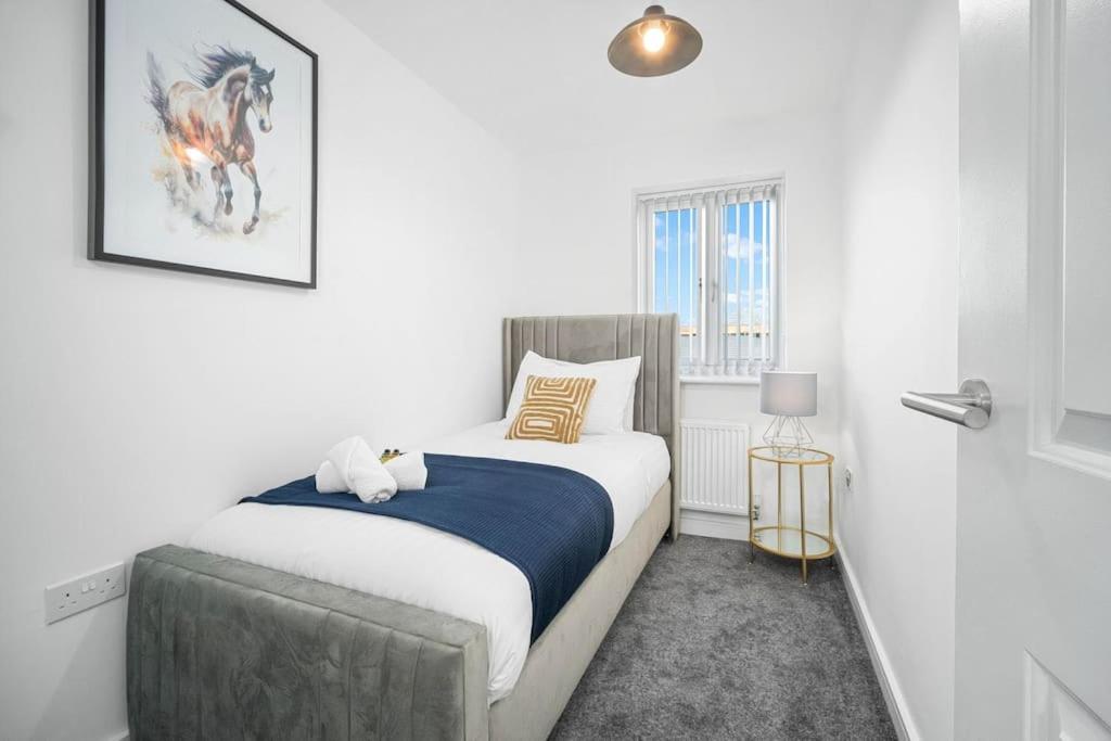 Contractors & Families Delight - Spacious 3-Bed Accommodation Sleeps 7, Snooker Table, Smart TV, Netflix, Parking, Derby City Centre view 5