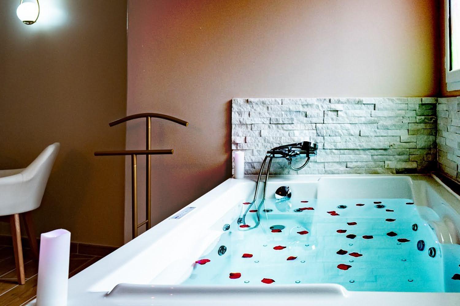 Studio romantique jacuzzi ou spa balneo privatif et jardin Au temps des cerises La Ciotat, photo 24