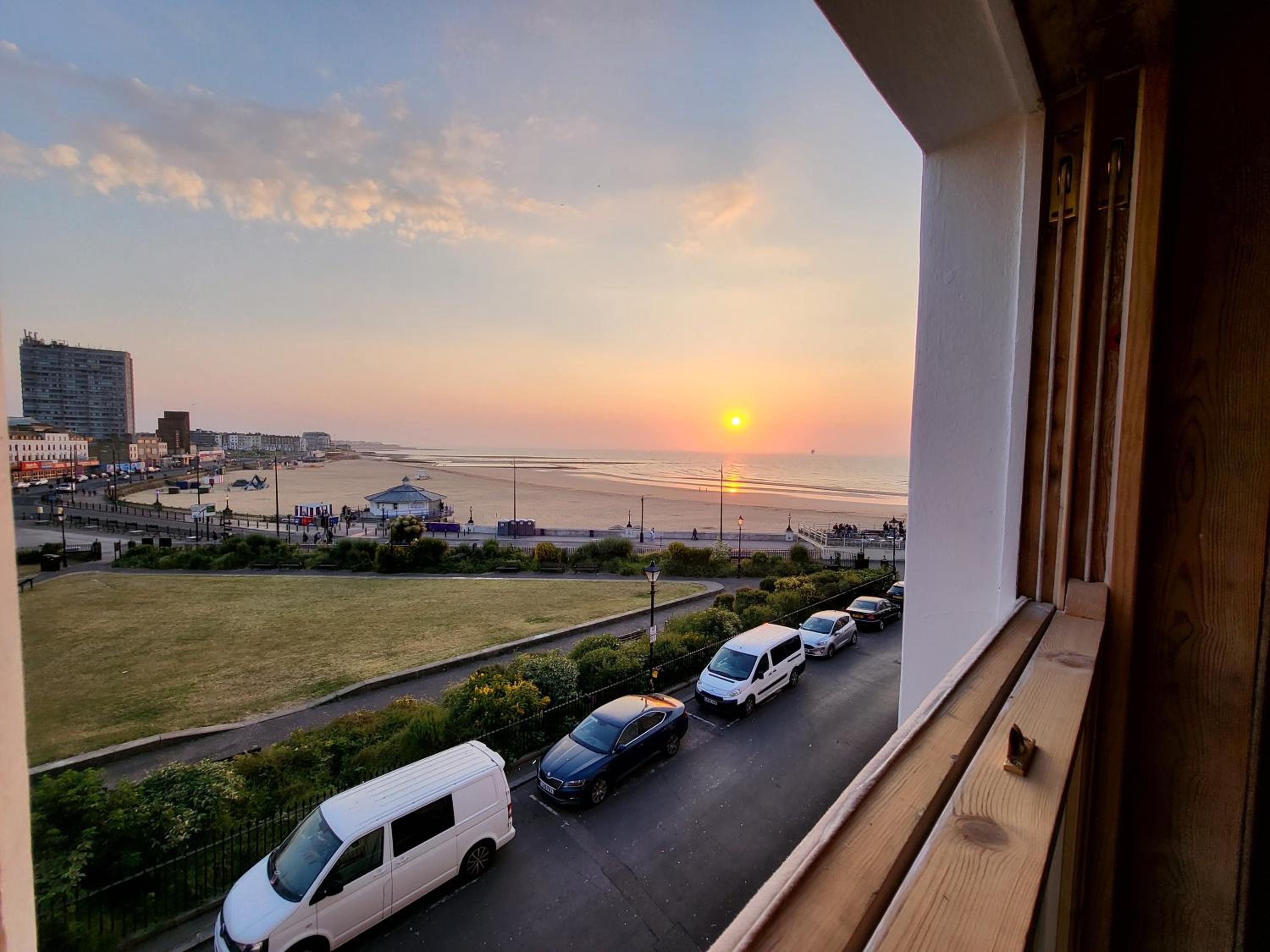Sunset Point Apts - North Shore Suite view 3