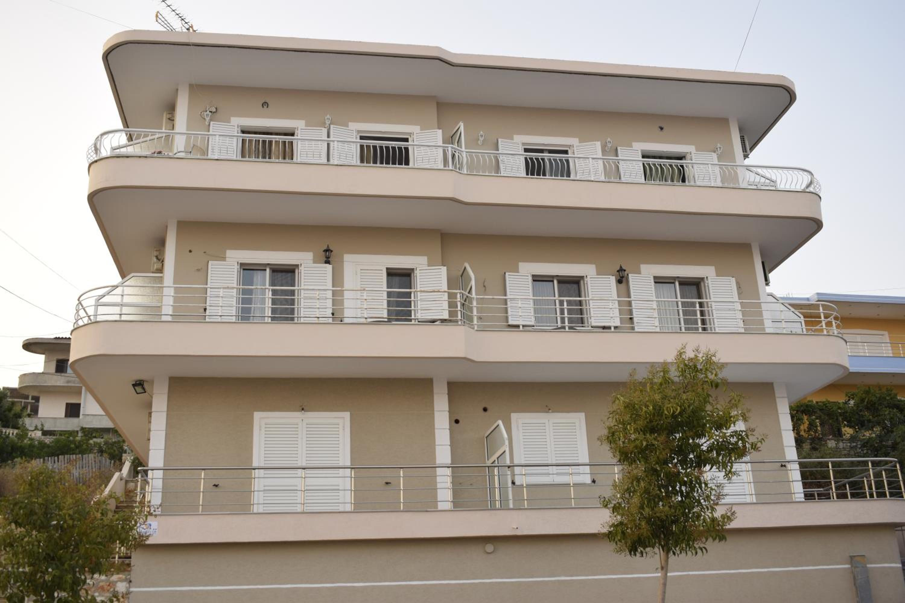 Isabela Apartments