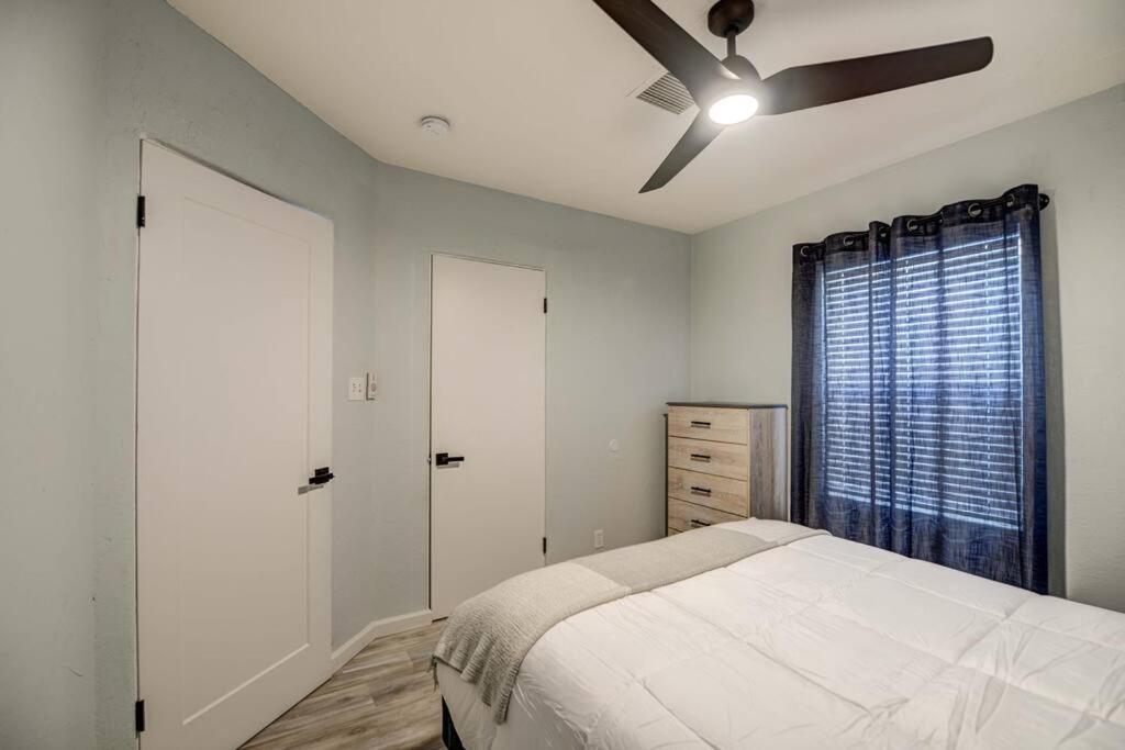 Modern Home-Downtown-3 Bedroom- King Bed view 3