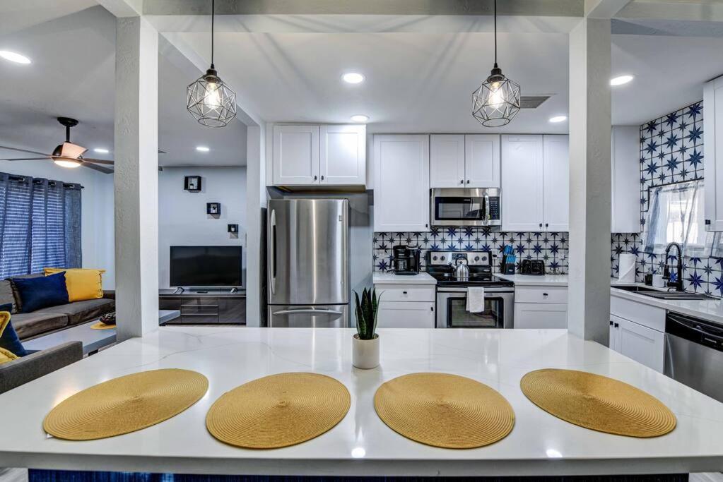 Modern Home-Downtown-3 Bedroom- King Bed view 4