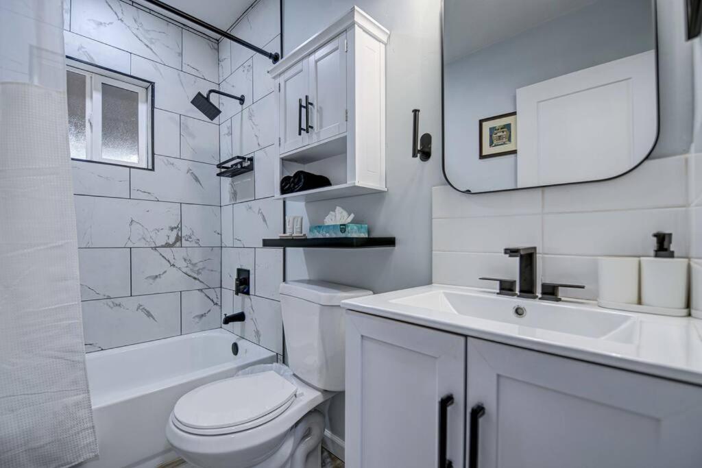 Modern Home-Downtown-3 Bedroom- King Bed view 5