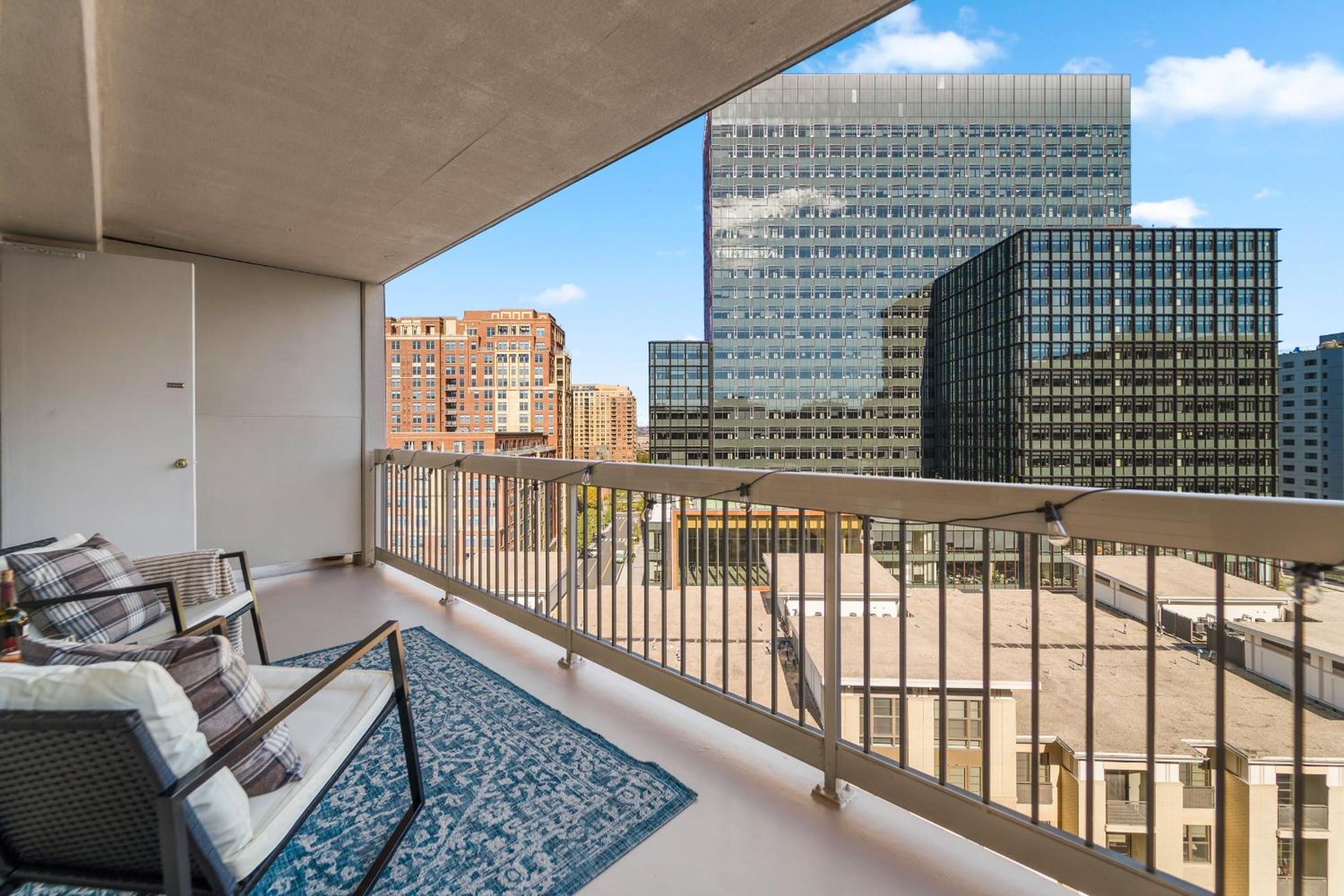 UrbanDelight Crystal City Mins to DC Free Parking view 4