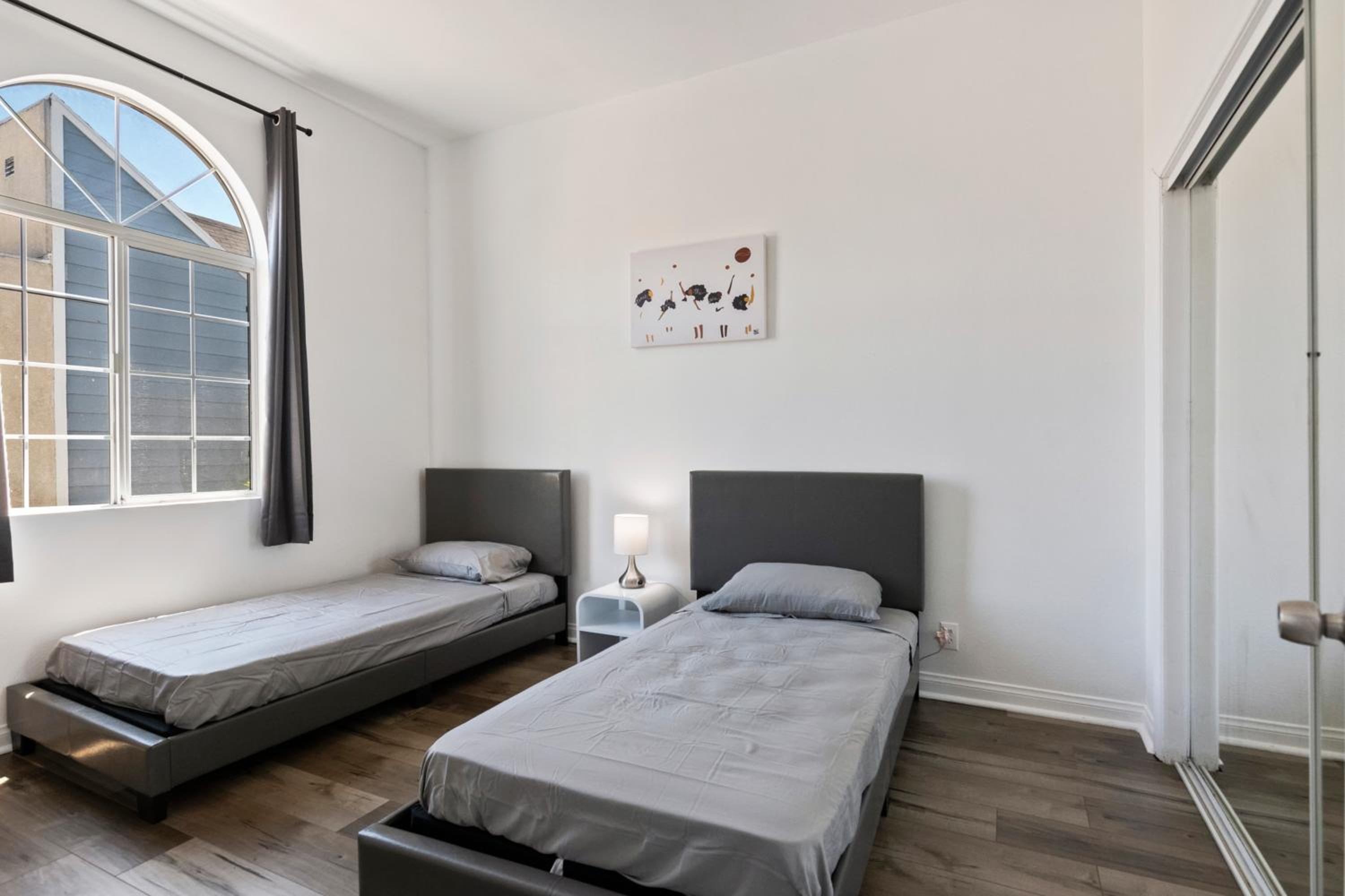 Private 1bedroom for rent in a 3bedroom 2bath unit to share with roommate