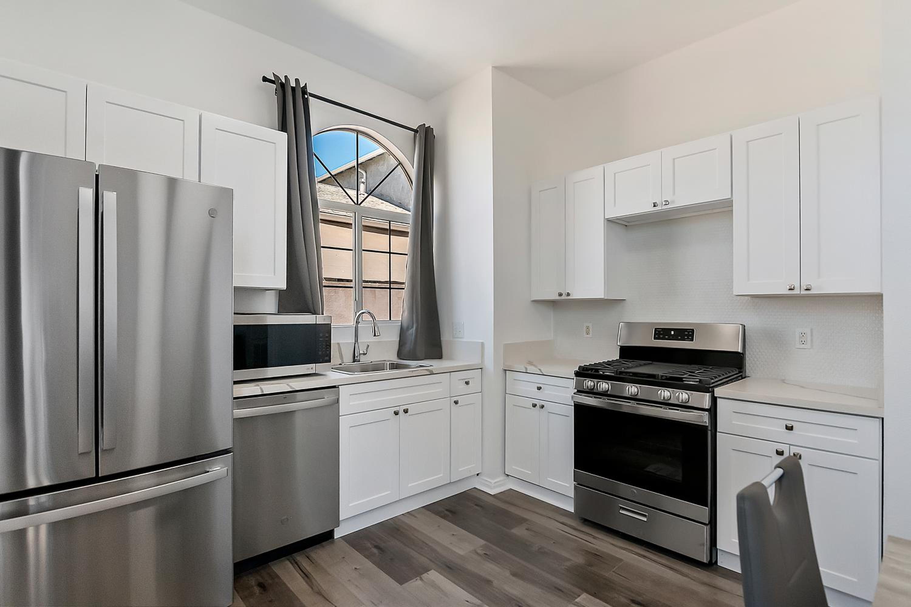 Private 1bedroom for rent in a 3bedroom 2bath unit to share with roommate