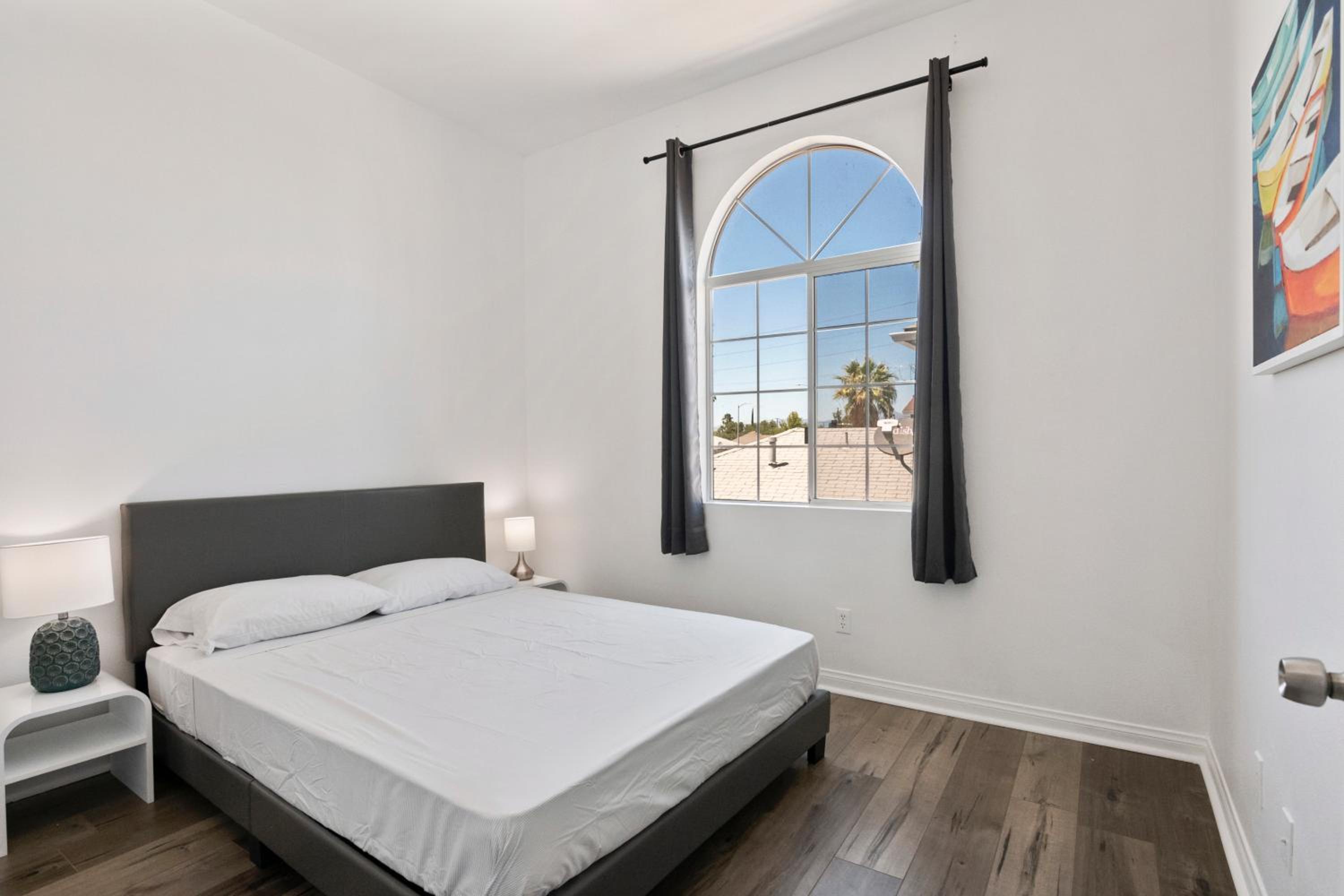 Private 1bedroom for rent in a 3bedroom 2bath unit to share with roommate