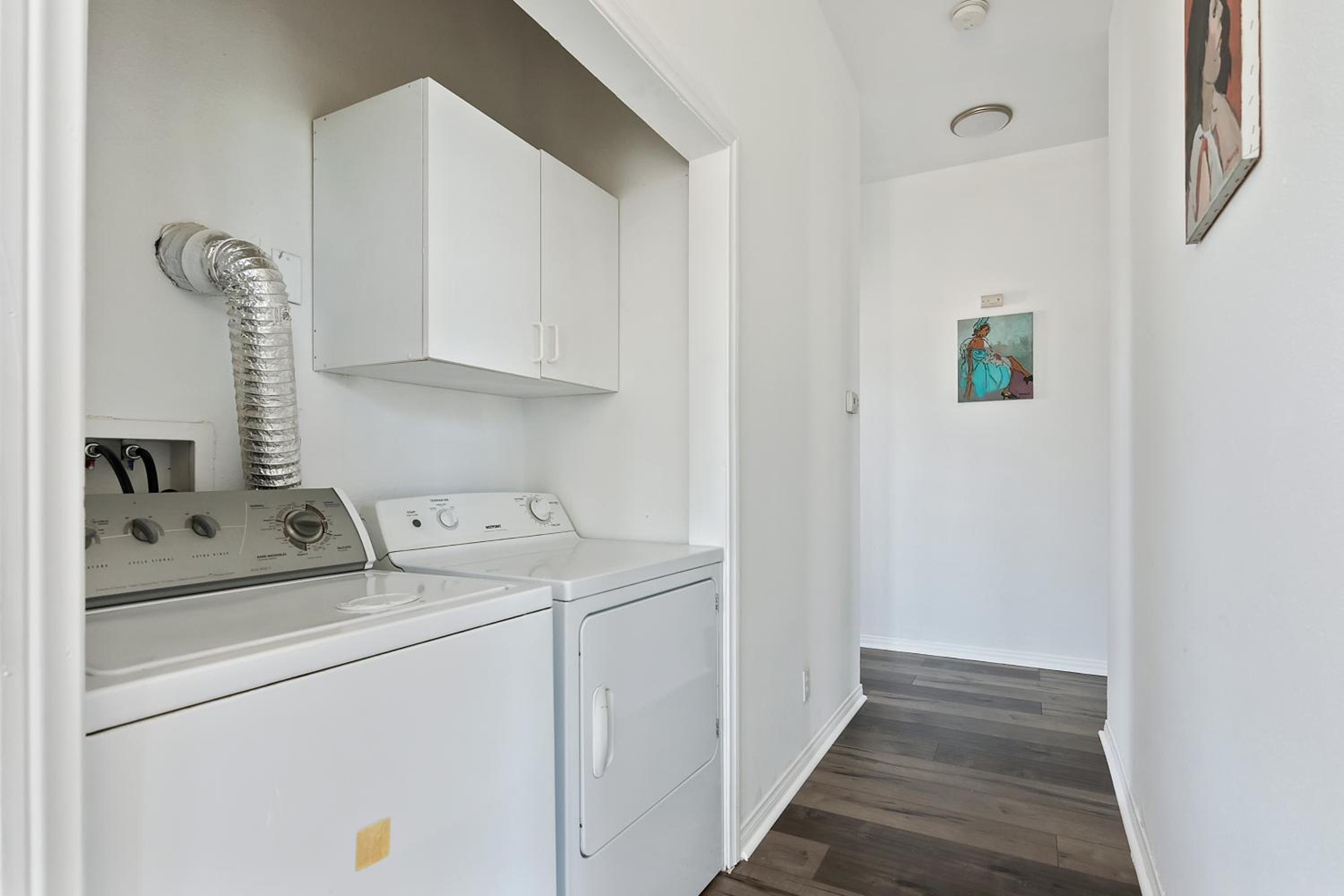 Private 1bedroom for rent in a 3bedroom 2bath unit to share with roommate