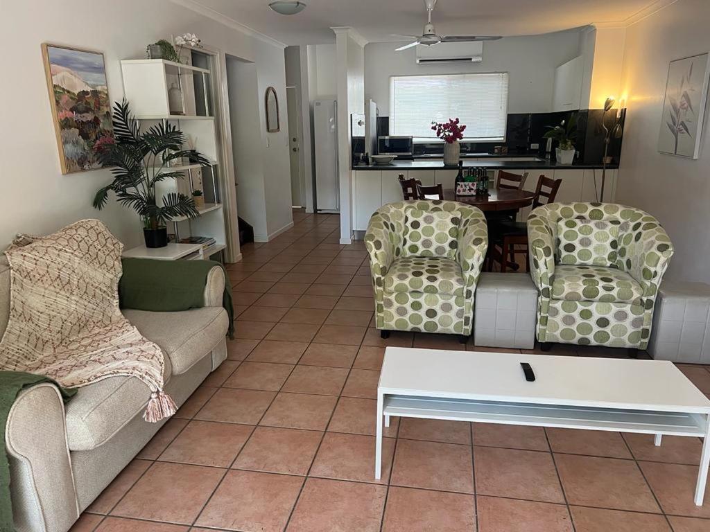 Entire 2 bedroom townhouse - Four Mile Beach Escapes - your home away from home