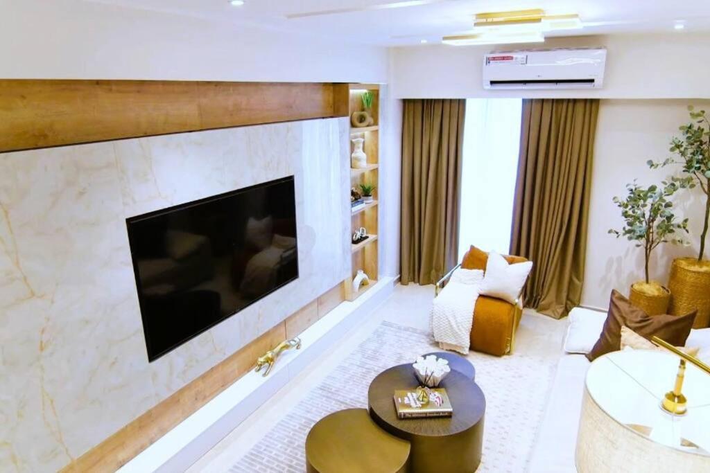 Spacious Executive Luxury Apartment view 3