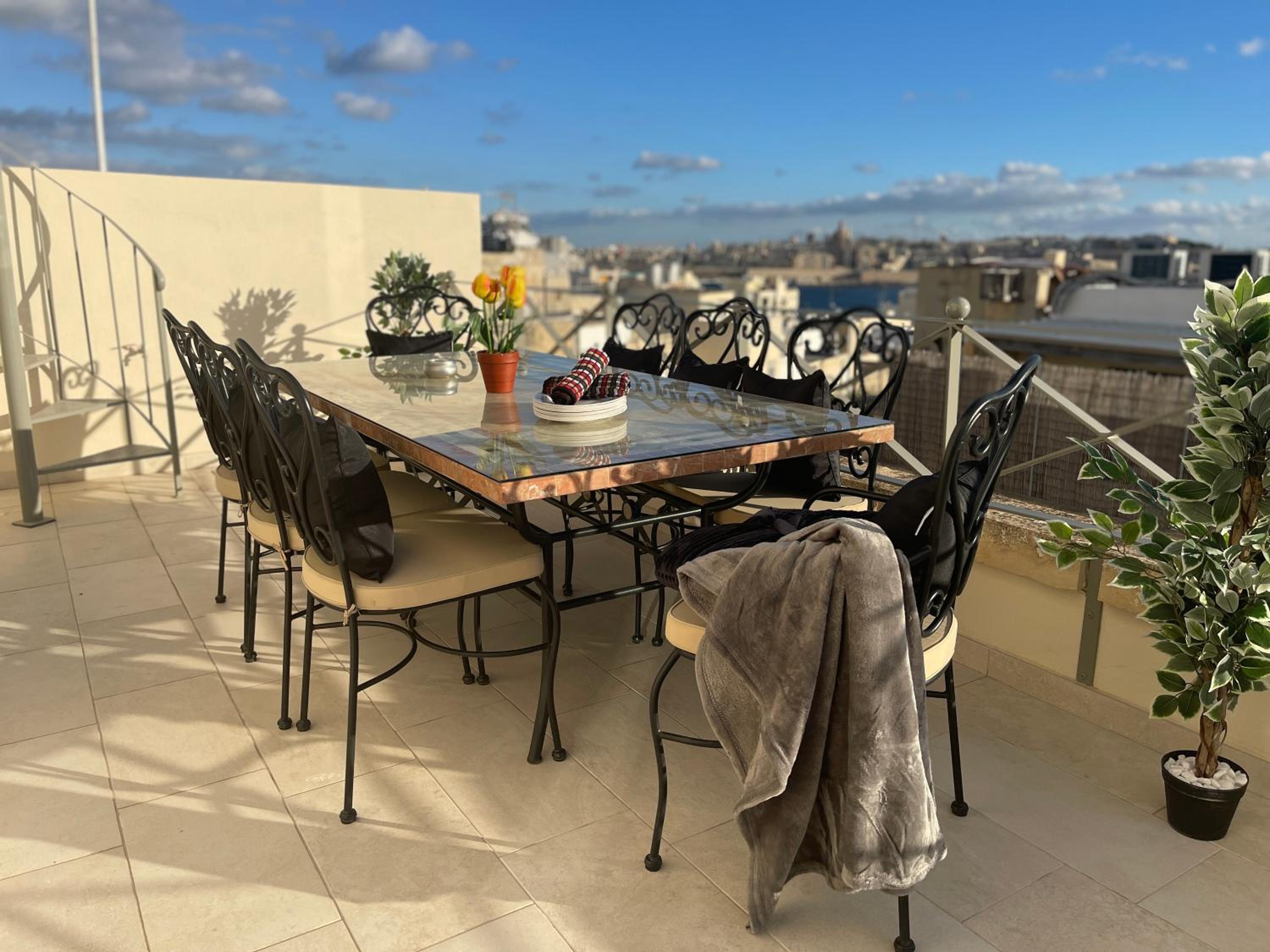 Sliema Cozy Townhouse with Rooftop View, Prime Spot