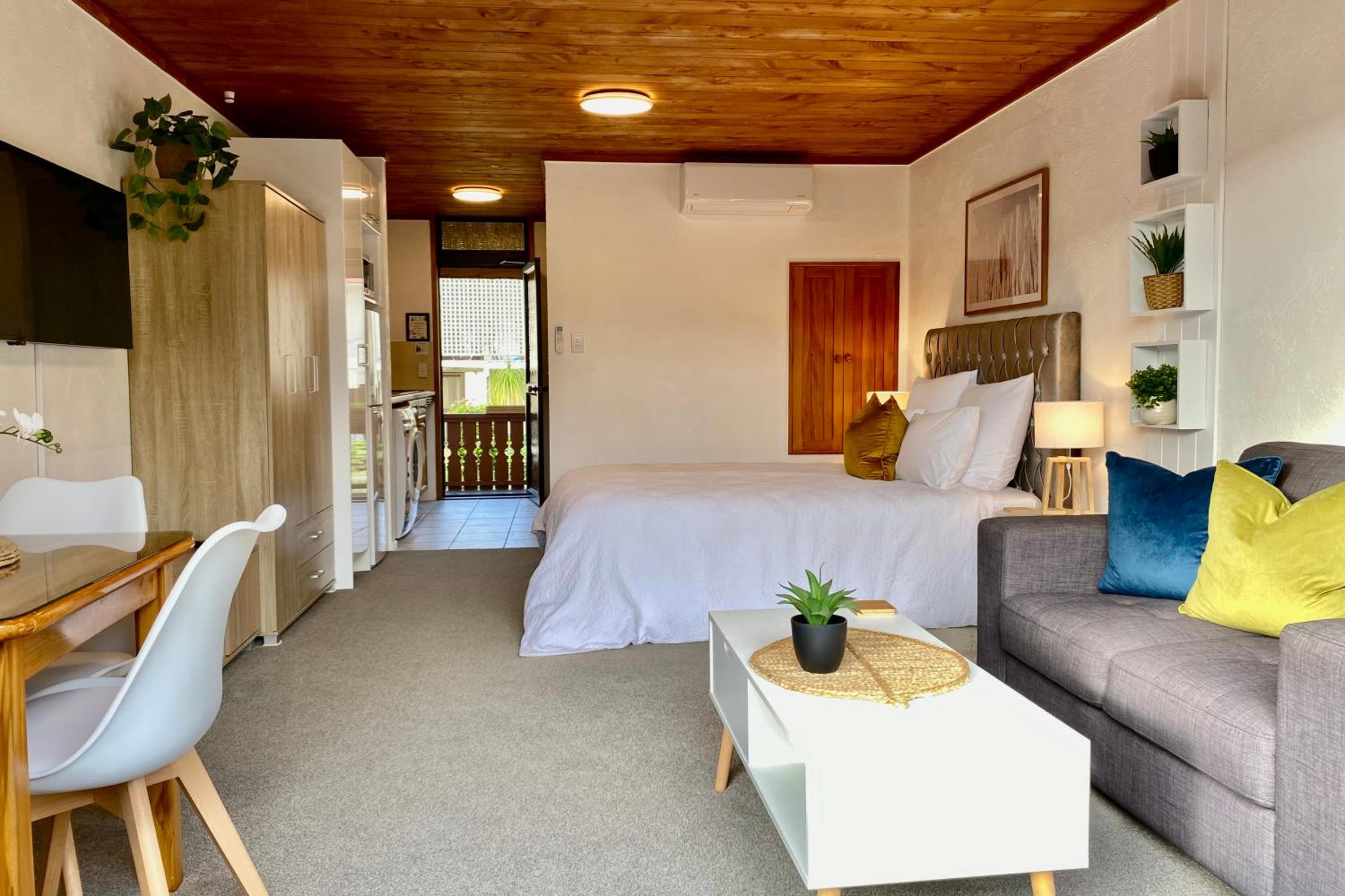 The Swiss Chalet Holiday Apartment 3, Bay of Islands view 4