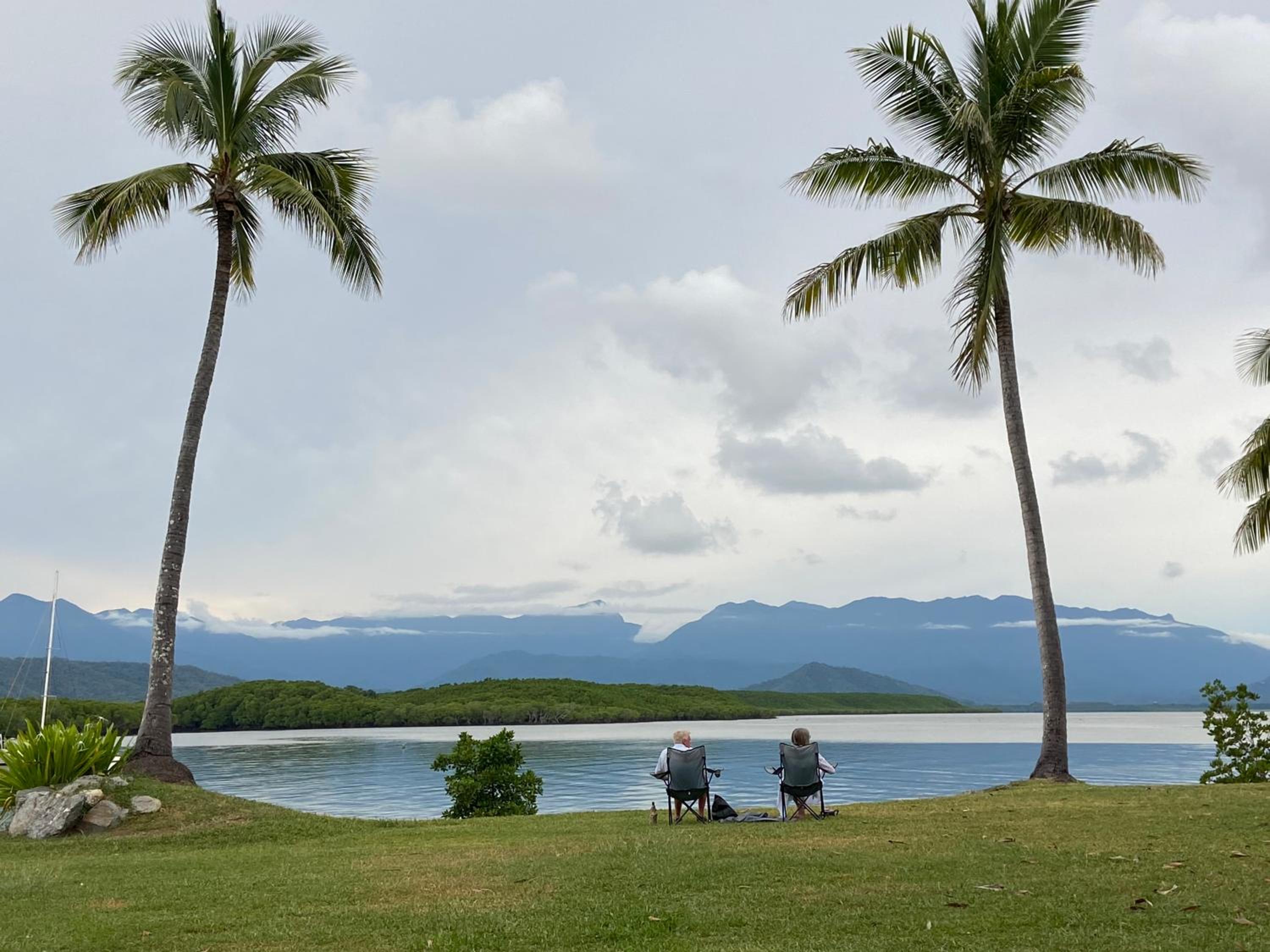 Entire 2 bedroom townhouse - Four Mile Beach Escapes - your home away from home