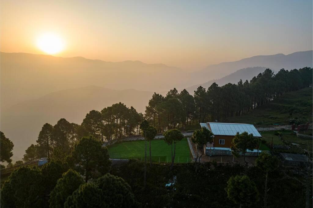 1 br Stay Enclosing the Mountains Nivriti Cottage by RoamHome view 2