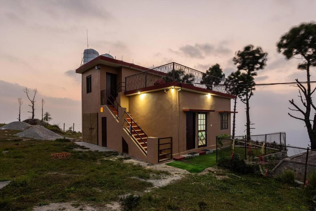 1 br Stay Enclosing the Mountains Nivriti Cottage by RoamHome view 4
