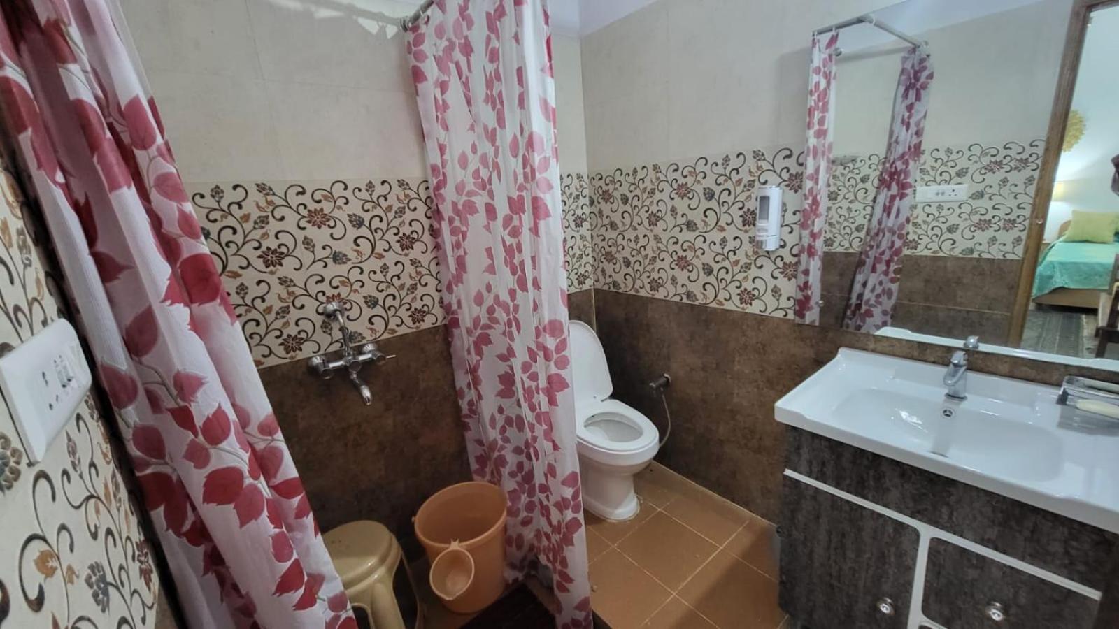 1 br Stay Enclosing the Mountains Nivriti Cottage by RoamHome view 5