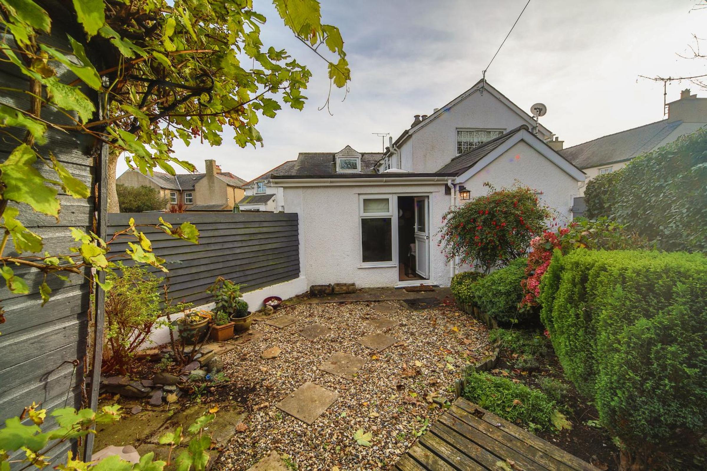 Cosy Cottage with Quiet Garden view 4