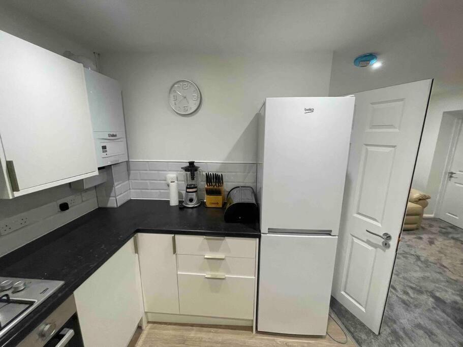 Stylish Charming London Flat Ruislip -Free Parking view 3