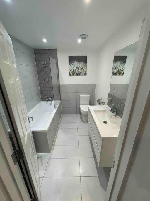 Stylish Charming London Flat Ruislip -Free Parking view 4