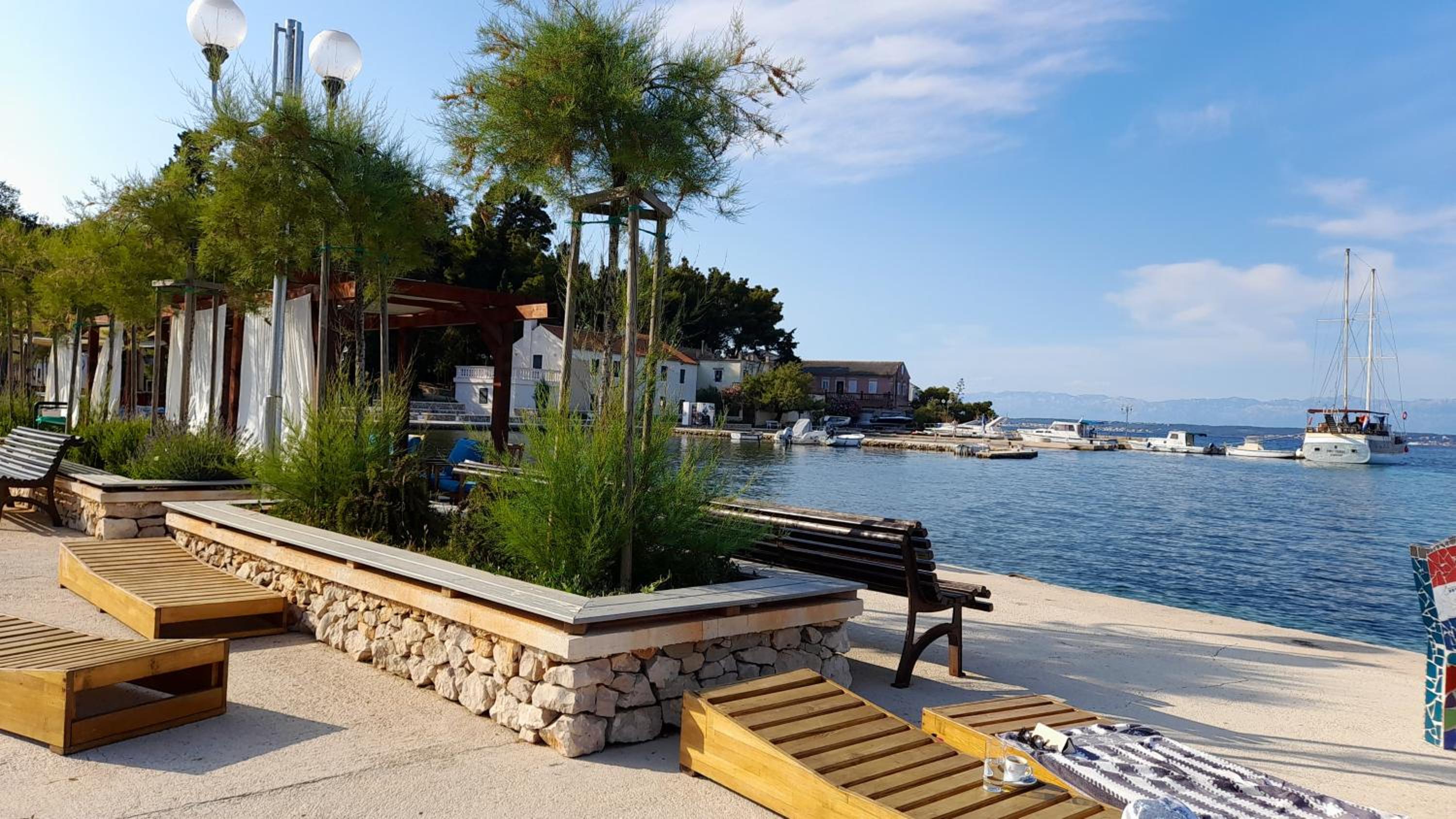 Spacious house in Lukoran with sea view