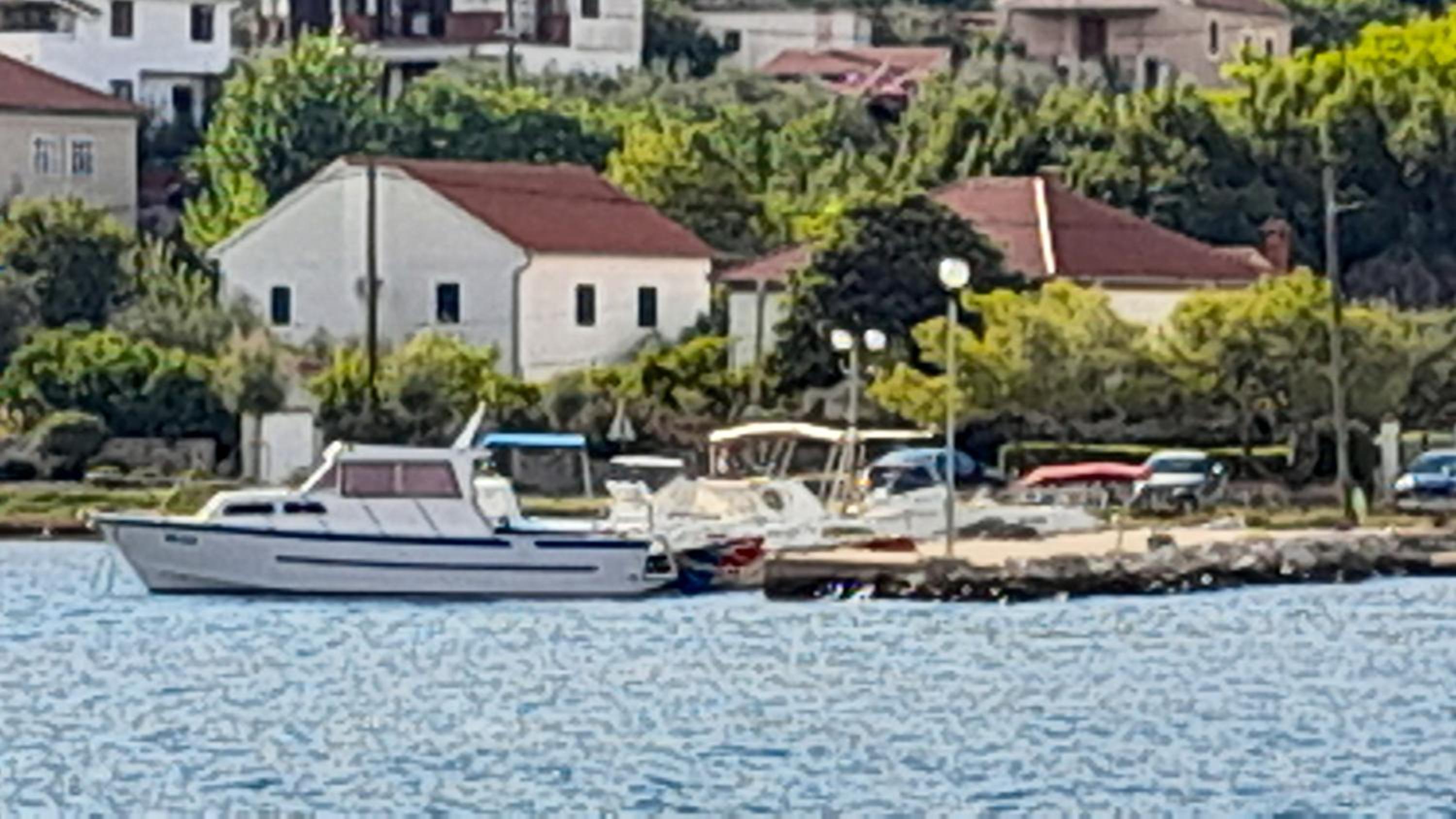 Spacious house in Lukoran with sea view