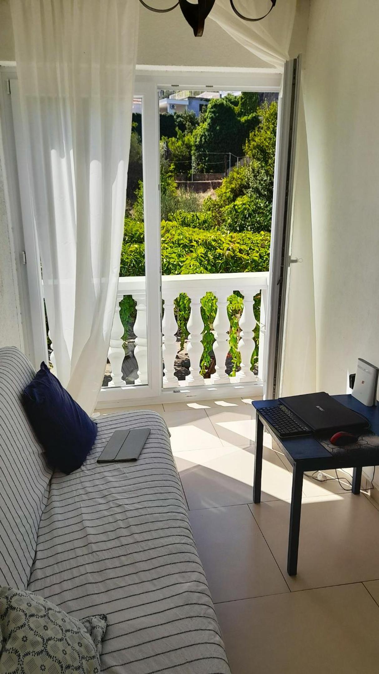 Spacious house in Lukoran with sea view
