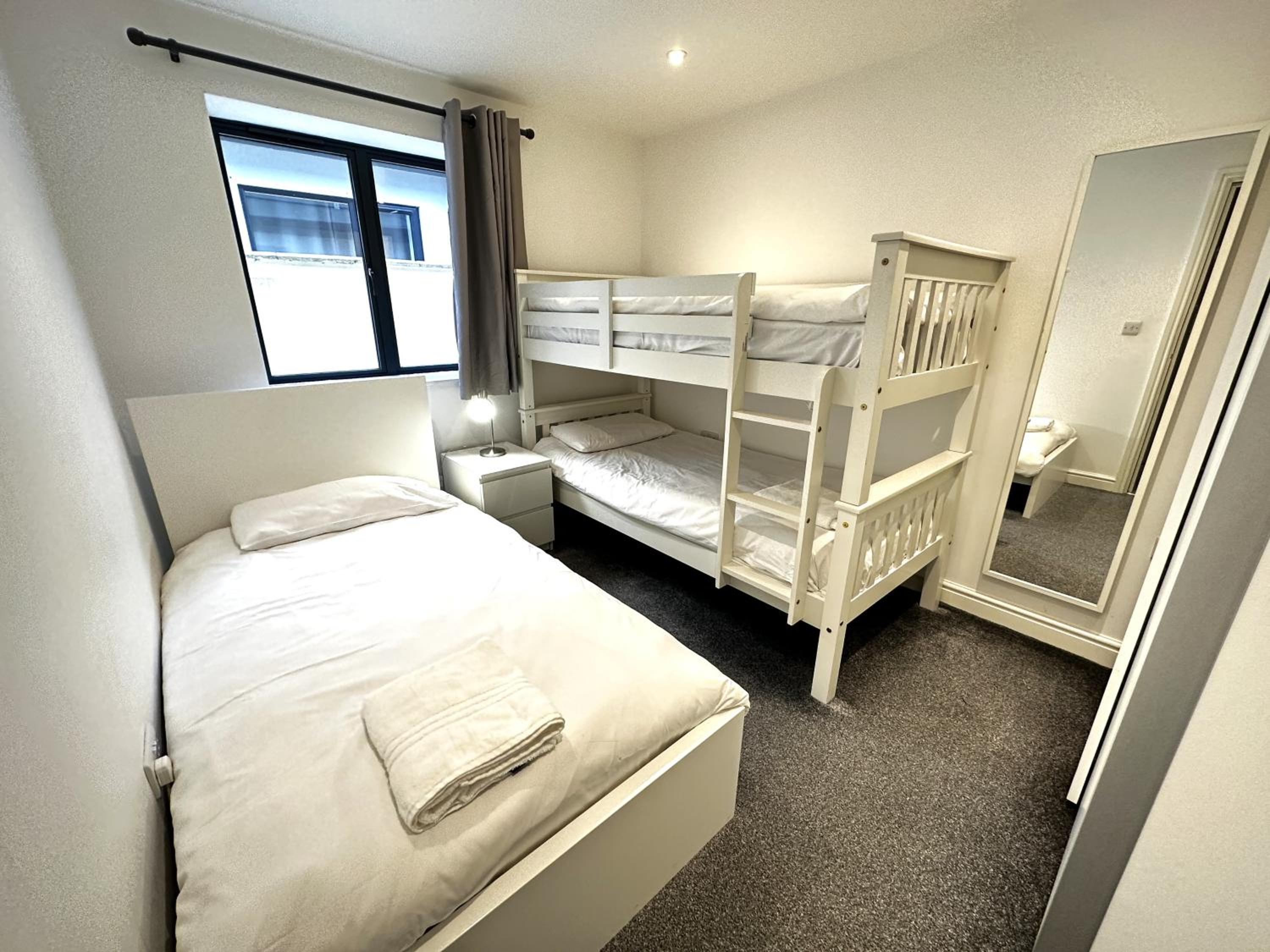 Daisy Lodge - Spacious Two Bed Flat - Parking, Netflix, WIFI - Close to Blenheim Palace & Oxford - F1 view 3