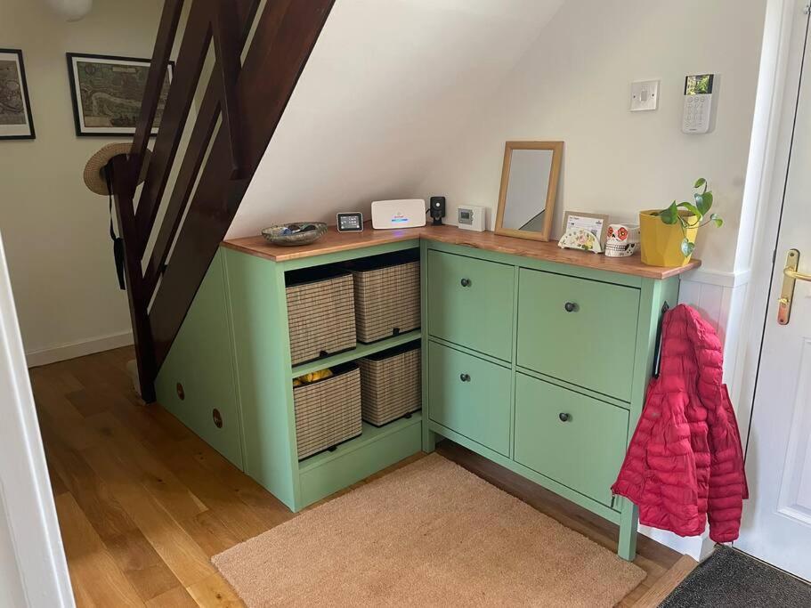 Family home in historic Wapping view 4