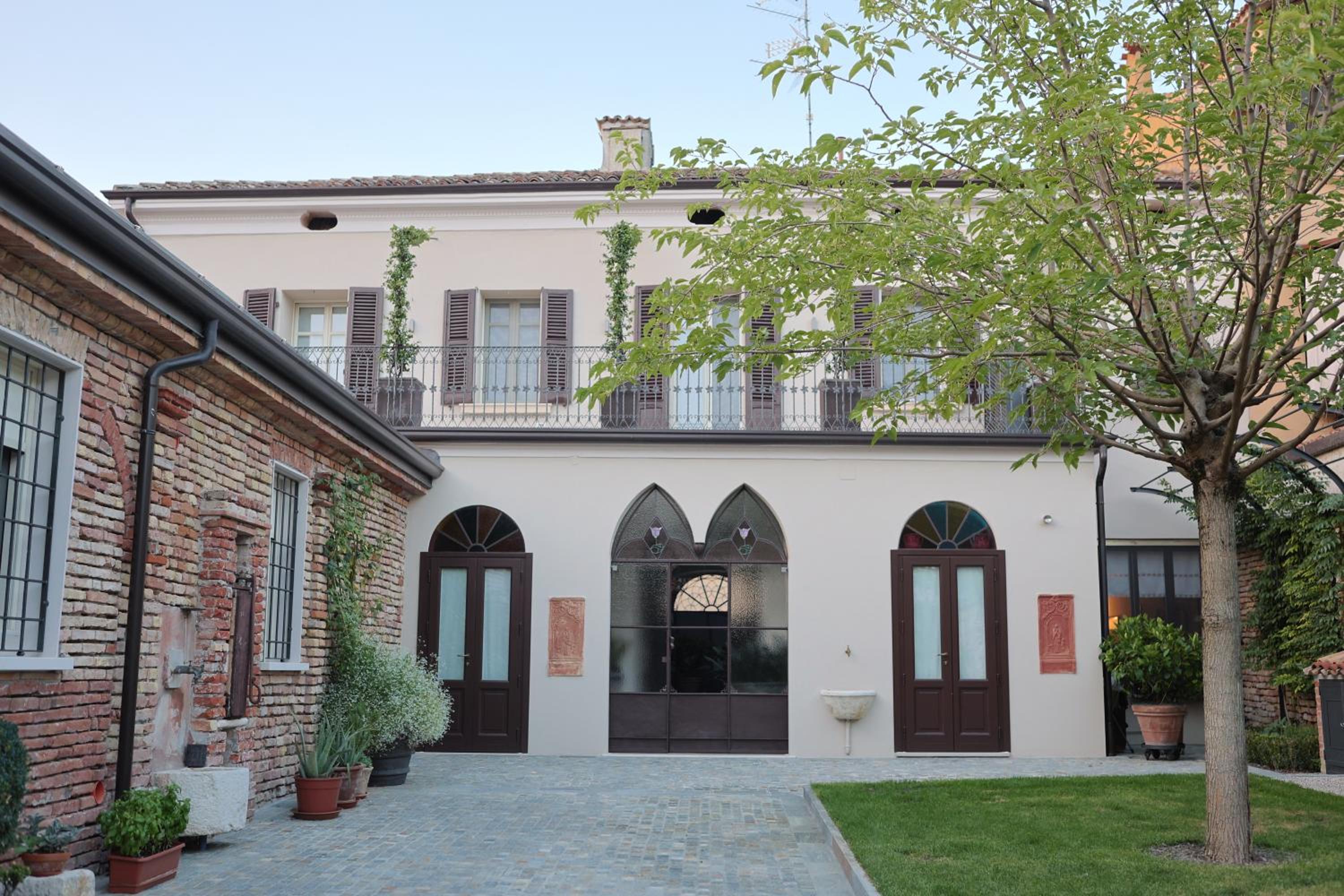 DOMUS AQUENIGRE