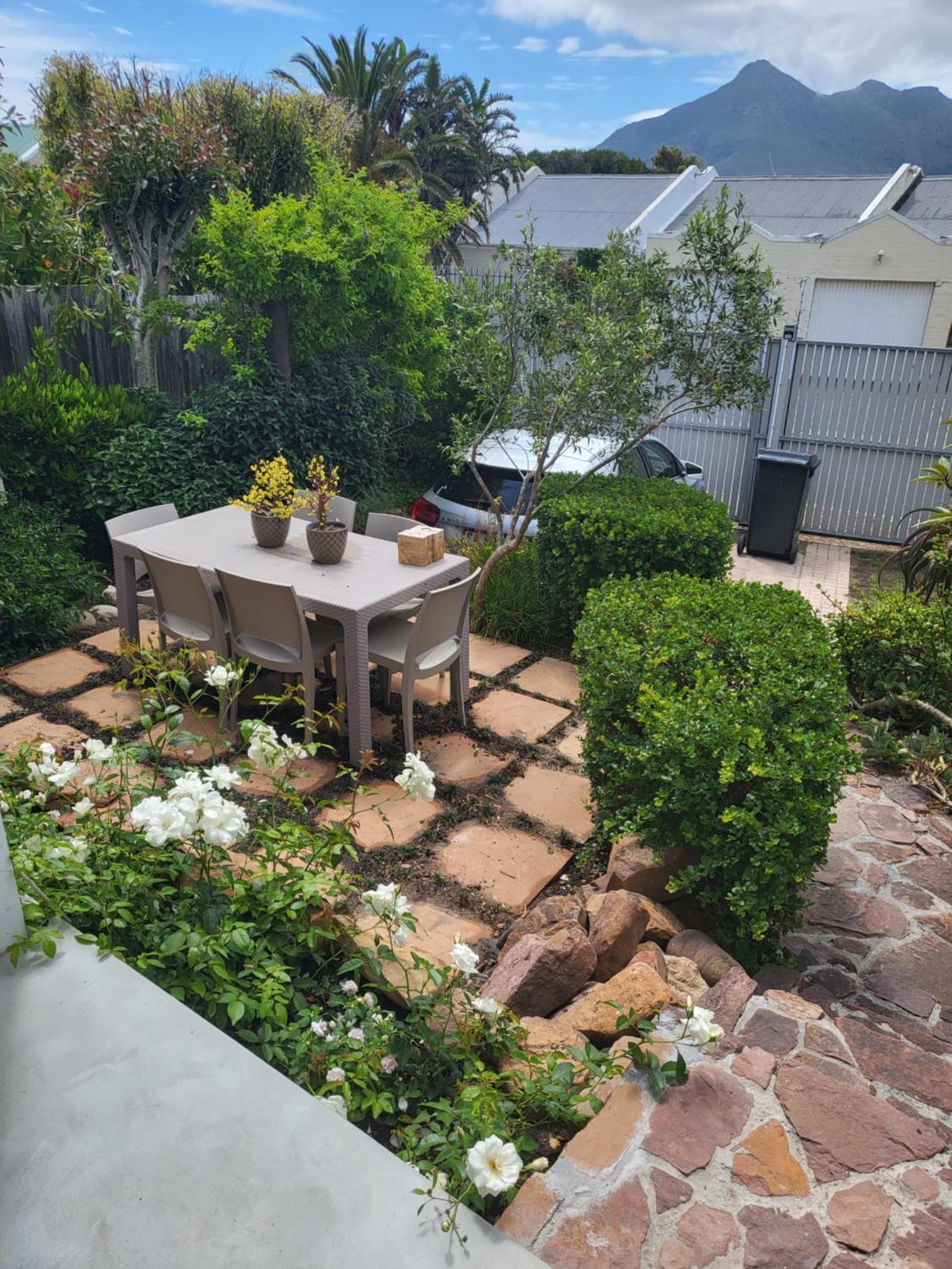 Charming 2 Bedroom Cottage in Noordhoek surrounds view 3