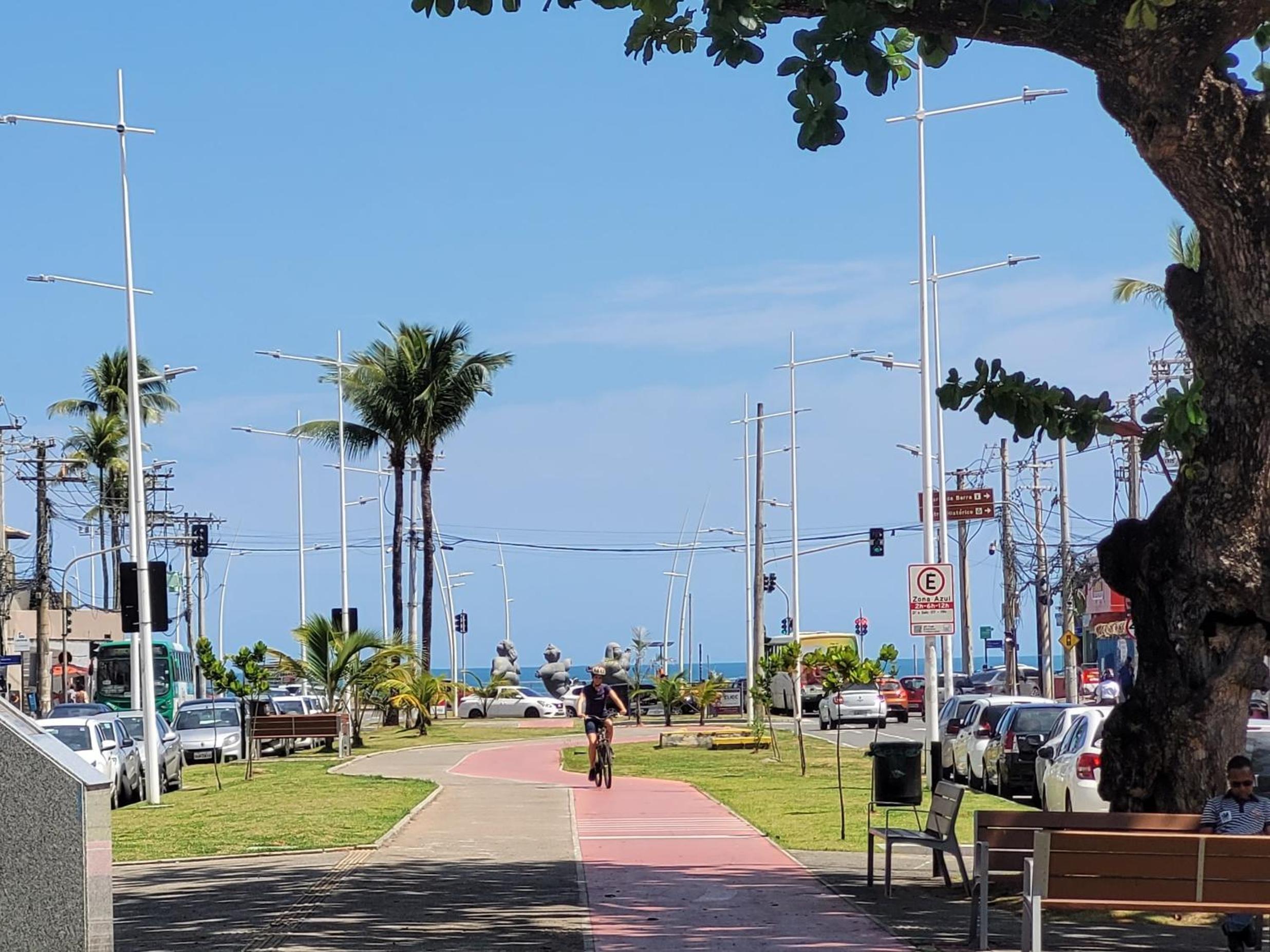 Lindo e Econômico, 2min da praia, perto Farol da Barra