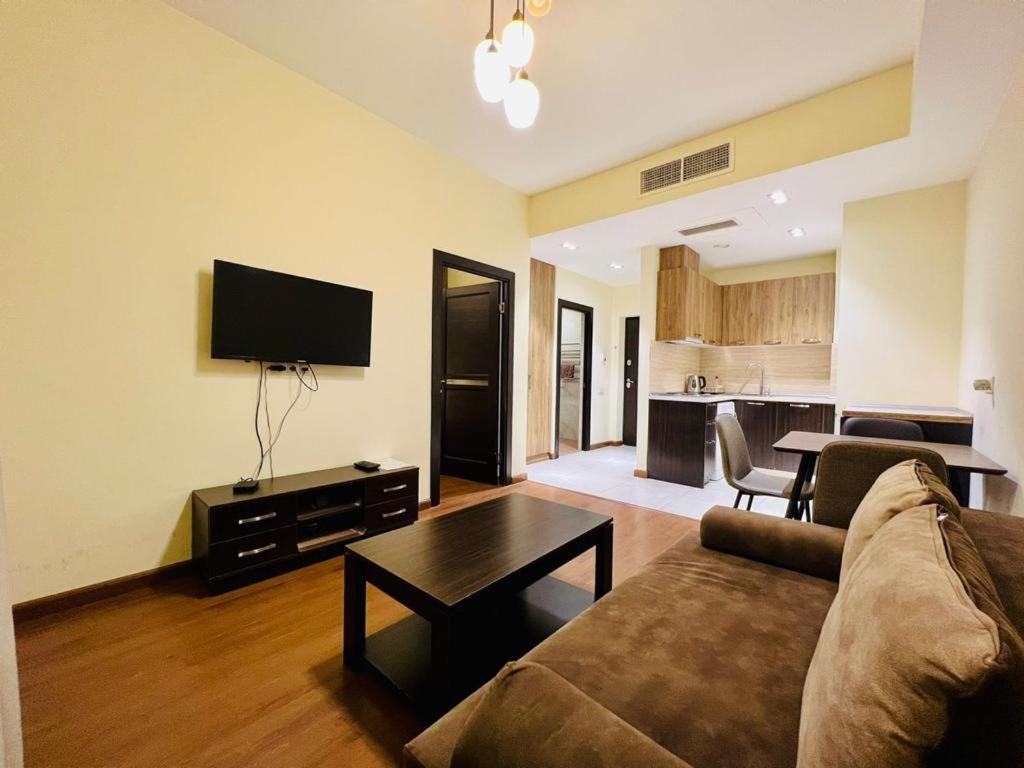 Deluxe Modern 1 bedroom Apartment + Balcony, By Republic Square, Middle of City Center