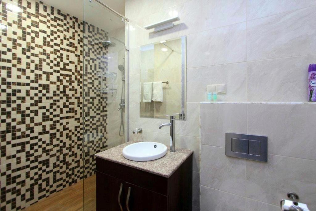 Deluxe Modern 1 bedroom Apartment + Balcony, By Republic Square, Middle of City Center