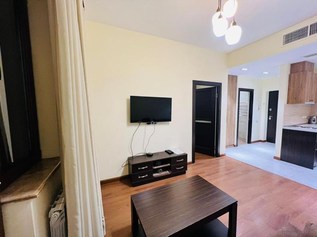 Deluxe Modern 1 bedroom Apartment + Balcony, By Republic Square, Middle of City Center