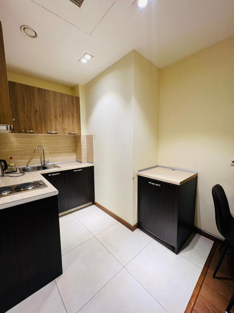 Deluxe Modern 1 bedroom Apartment + Balcony, By Republic Square, Middle of City Center