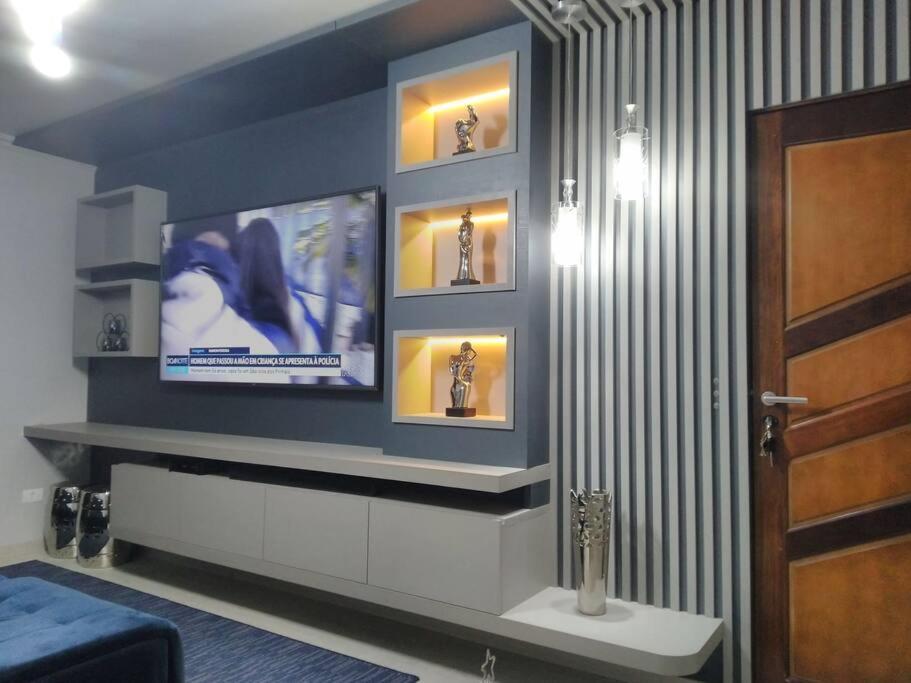 Sobrado climatizado, home cinema e conectividade