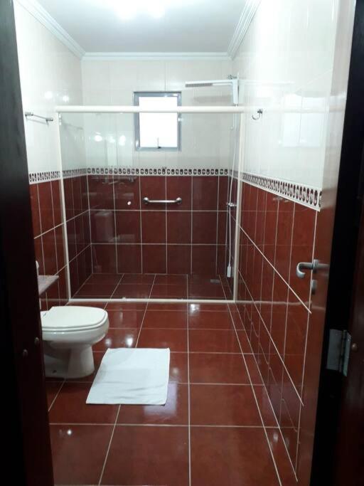 Sobrado climatizado, home cinema e conectividade
