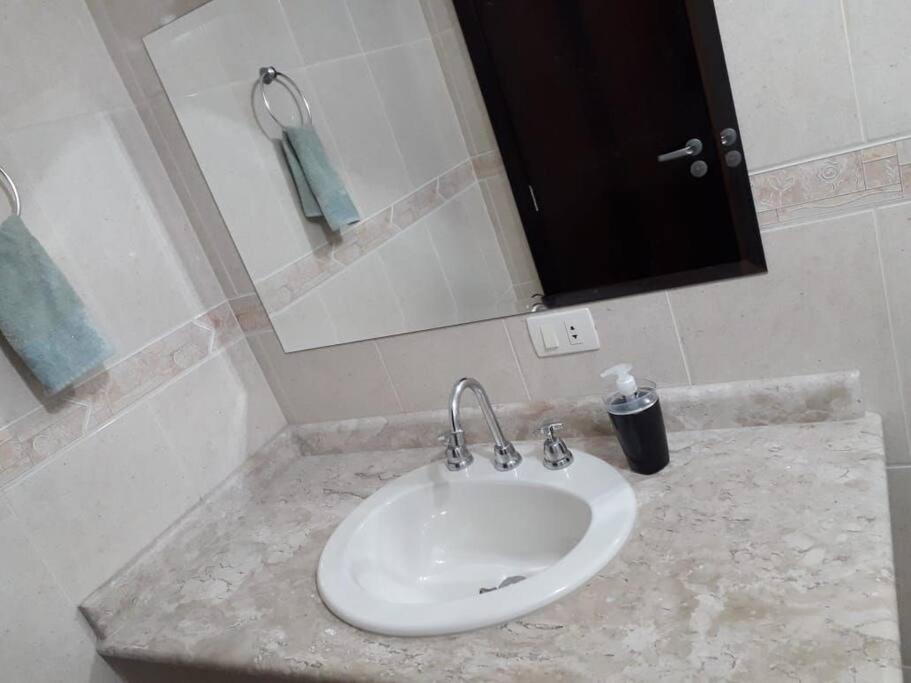 Sobrado climatizado, home cinema e conectividade